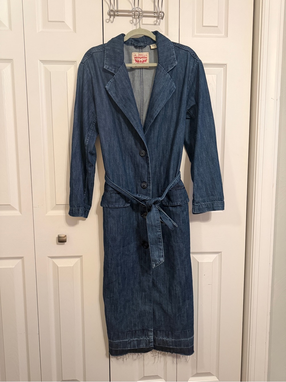 Levi’s Women’s Denim Duster Trench Coat Size L Long Belted Raw Hem Jean Jacket